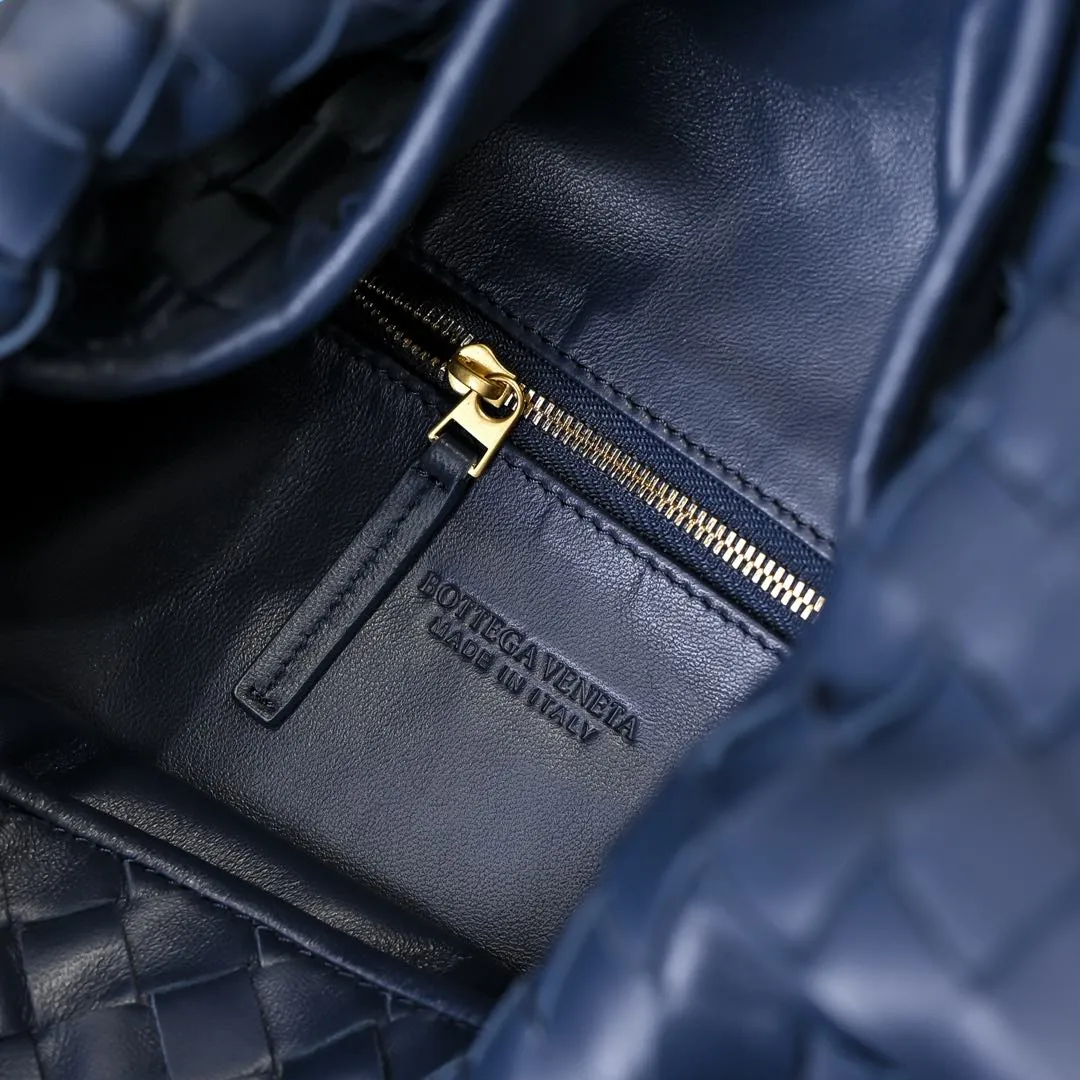 Batch 1960 #Bv new medium-sized HOP bag, the bag body and handles are made of a whole piece of woven leather. The bag body is soft and lazy. Hop symbolizes the praise of innovation and eternal craftsmanship [love]. The pyramid silhouette combines practicality and fashion. It is modern and casual, and the bag mouth is double-sided closed design, more convenient and safe! The cowhide texture also makes the bag more wear-resistant and durable. A must-have for fashionable ladies who like minimalism yet comfortable and casual! Size: 46x21x10cm Model: 6262